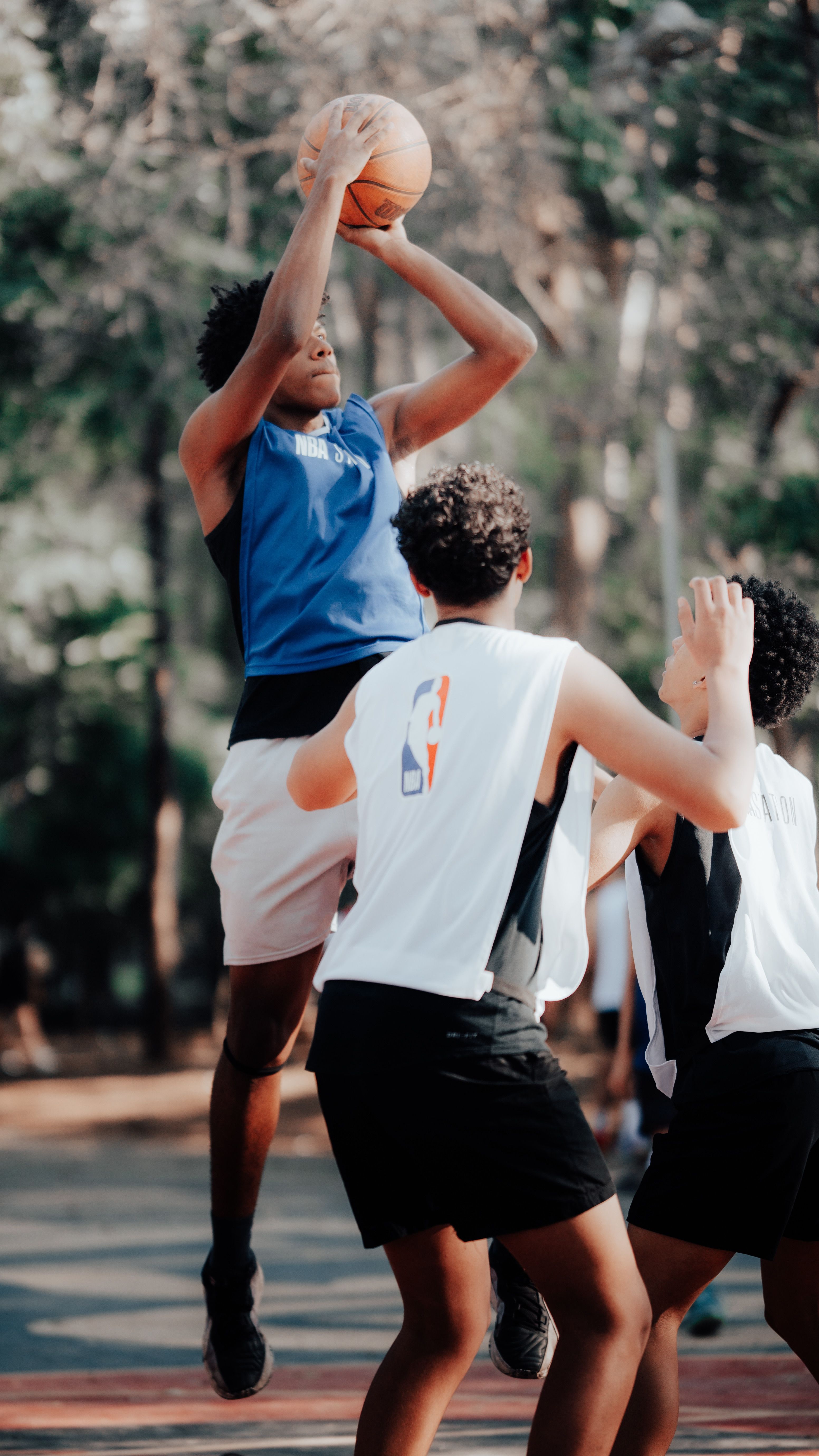 Jugendliche beim Basketballspielen im Freien
